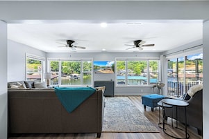 Casa, várias camas, cozinha (The Lake Shack) | Área de estar | TV 43 polegadas com canais digitais