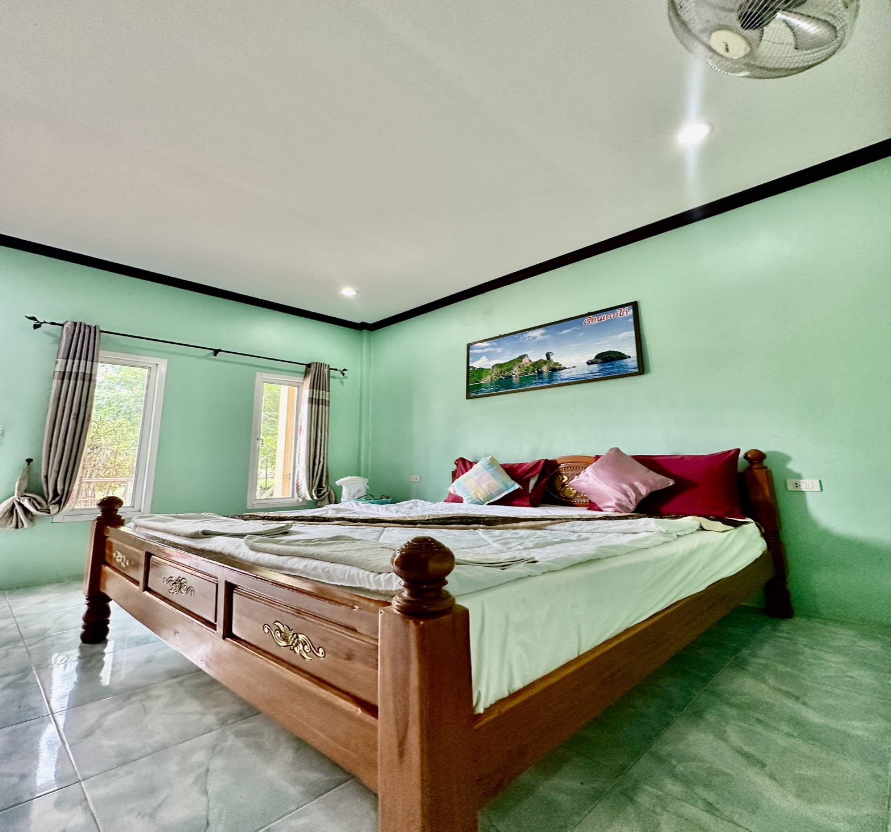 مكتب ومساحة عمل للكمبيوتر المحمول وستائر تعتيم وواي فاي مجانًا