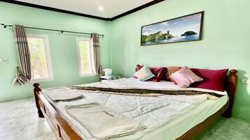 Phòng đôi Tiêu chuẩn | Bàn, khu vực làm việc phù hợp cho laptop, màn/rèm cản sáng