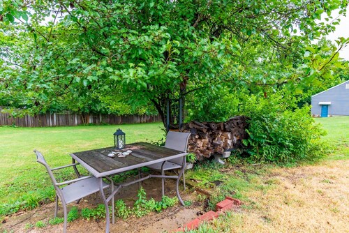 Family-Friendly 2BR Cottage Near Creve Coeur Lake