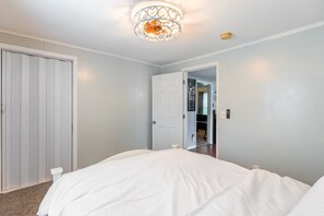 2 bedrooms, iron/ironing board, free WiFi, bed sheets - Family-Friendly 2BR Cottage Near Creve Coeur Lake (Maryland Heights)