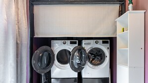 Une buanderie équipée de deux machines à laver à chargement frontal et d’un sèche-linge.