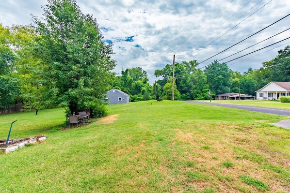 Property grounds - Family-Friendly 2BR Cottage Near Creve Coeur Lake (Maryland Heights)