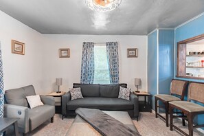 Smart TV - Family-Friendly 2BR Cottage Near Creve Coeur Lake (Maryland Heights)