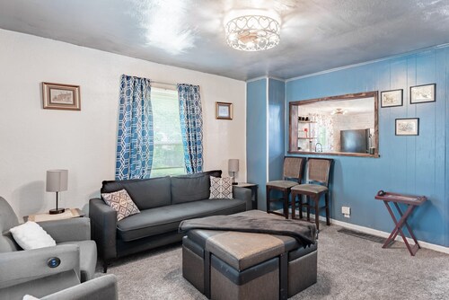 Family-Friendly 2BR Cottage Near Creve Coeur Lake