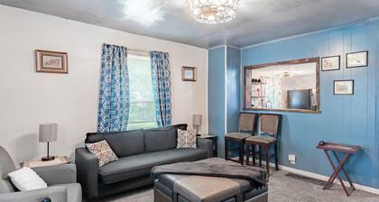 Family-Friendly 2BR Cottage Near Creve Coeur Lake