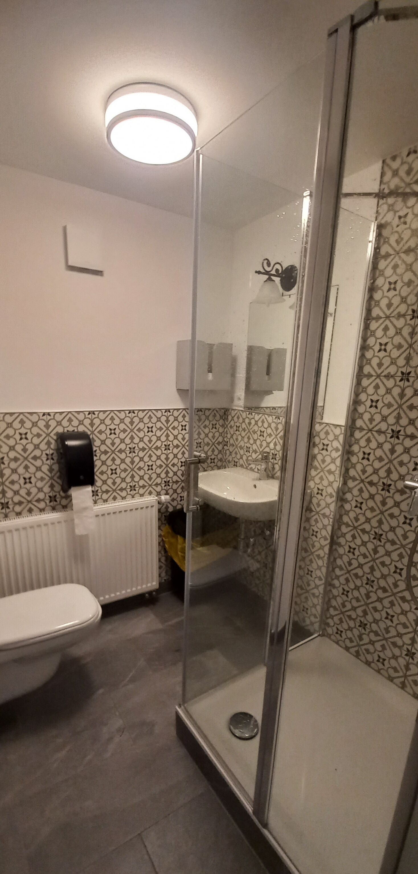 Ein Badezimmer mit Toilette, Waschbecken und einer Duschkabine.
