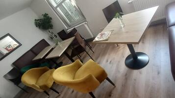 Kühlschrank, Mikrowelle, Herdplatte, Kochgeschirr/Geschirr/Besteck