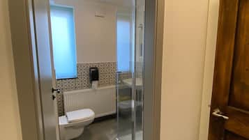 Lochenstein Zimmer | Badezimmer | Badewanne und Dusche (separat), Regendusche
