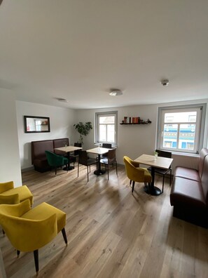 Dobbelt- eller tomannsrom – basic, 1 soverom, byutsikt | Oppholdsområde