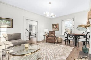 Smart-TV, Kamin, Bücher, Drucker