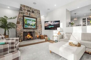 Älytelevisio, takka, kirjoja, tulostin