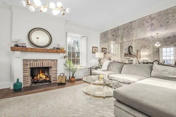 Smart-TV, Kamin, Bücher, Drucker