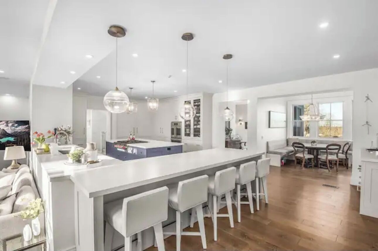 冷蔵庫、電子レンジ、オーブン、コンロ