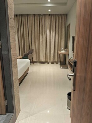 Desk, iron/ironing board, free rollaway beds, free WiFi