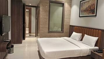 1 bedroom, desk, iron/ironing board, free rollaway beds