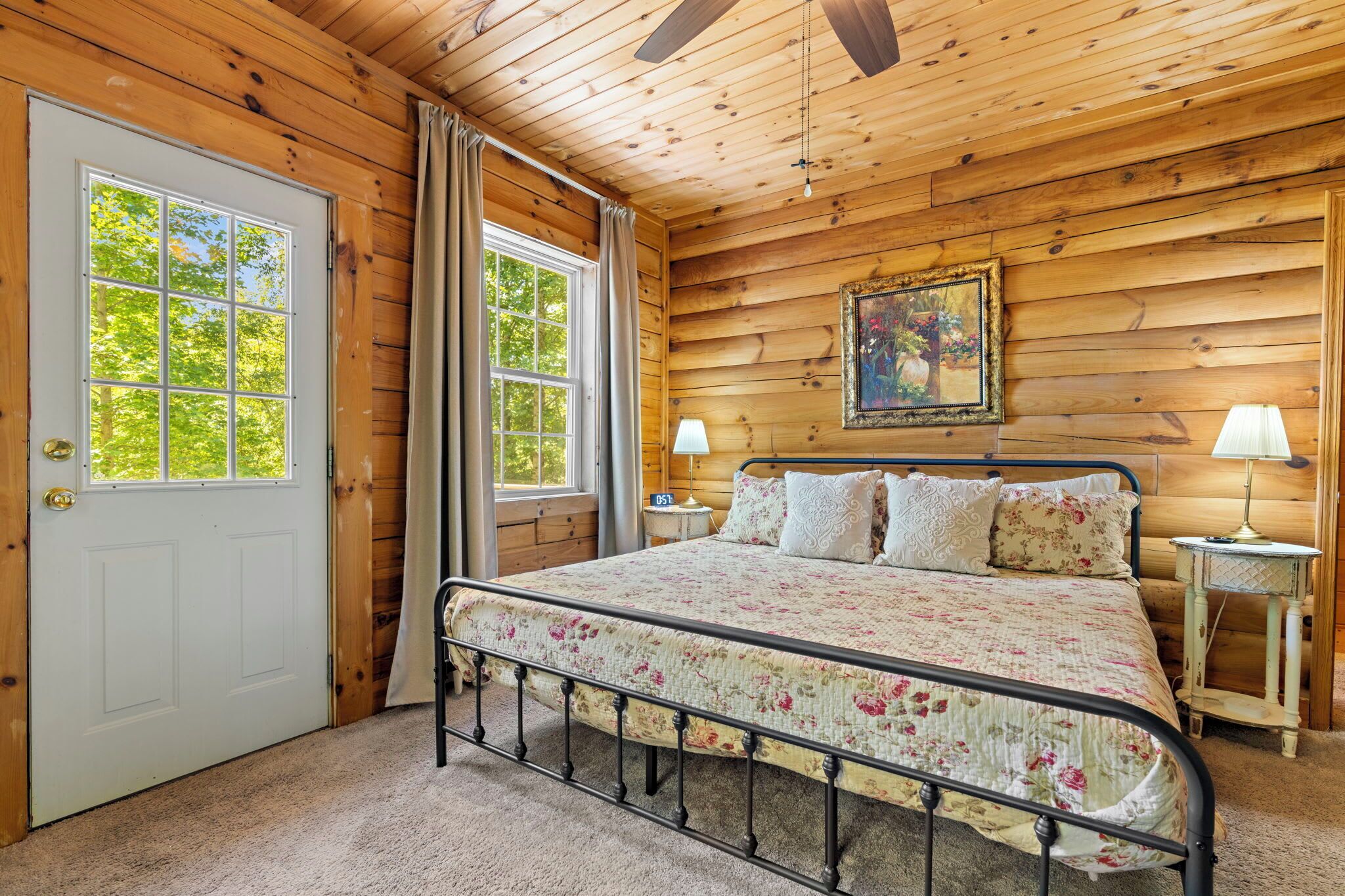 3 bedrooms, desk, WiFi, bed sheets