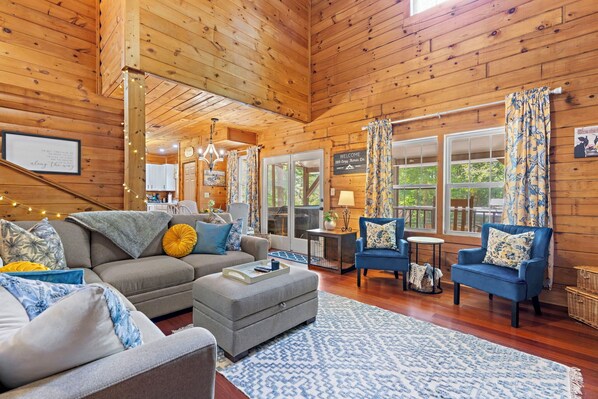 Televisión, chimenea y oficina