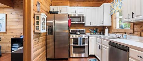 Frigorifero, microonde, forno, piano cottura