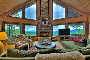 Una televisión, una chimenea, una oficina