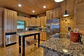 冷蔵庫、電子レンジ、オーブン、コンロ