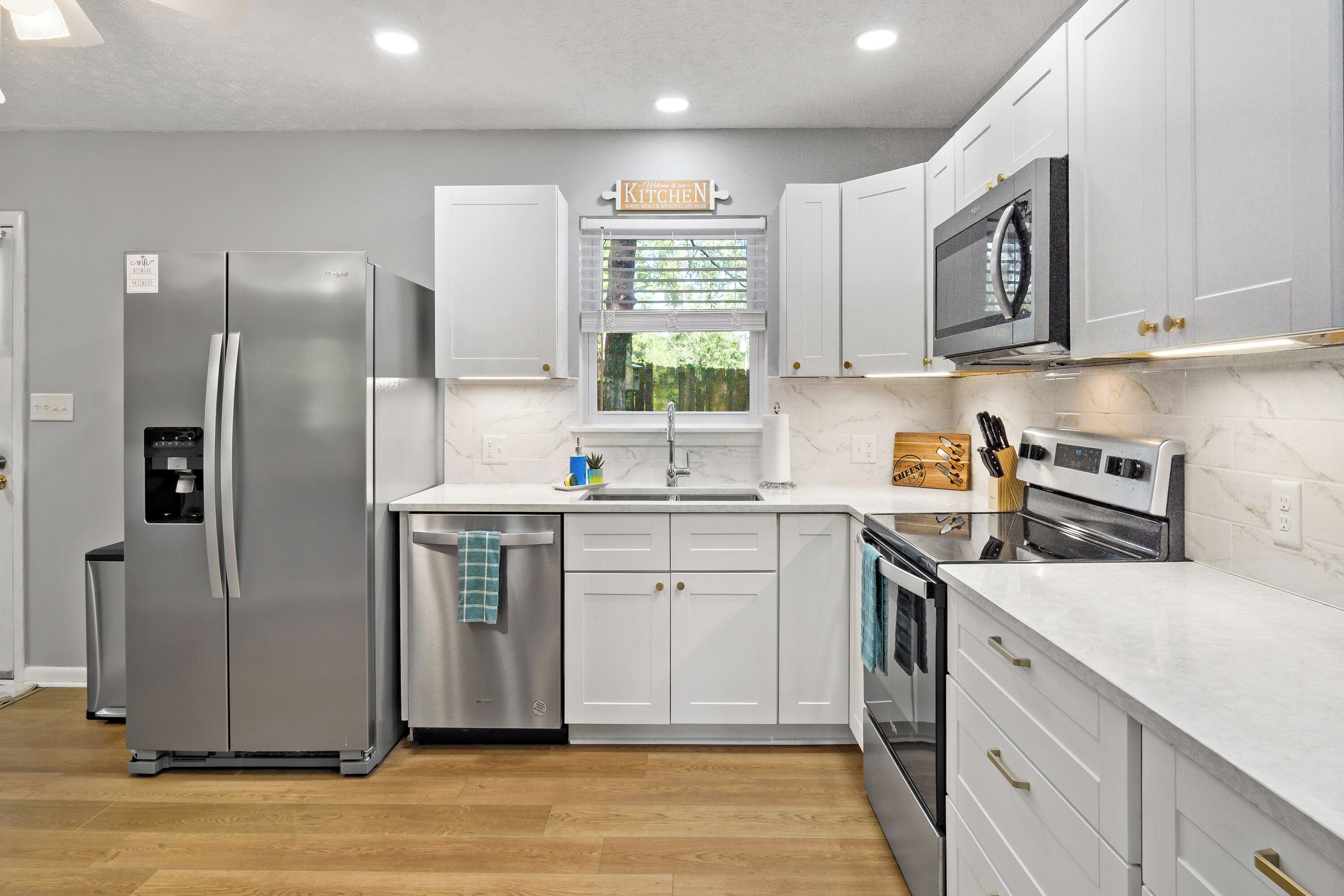 Réfrigérateur, micro-ondes, four, plaque de cuisson