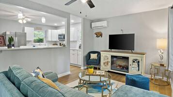 Een smart-tv, een open haard en boeken