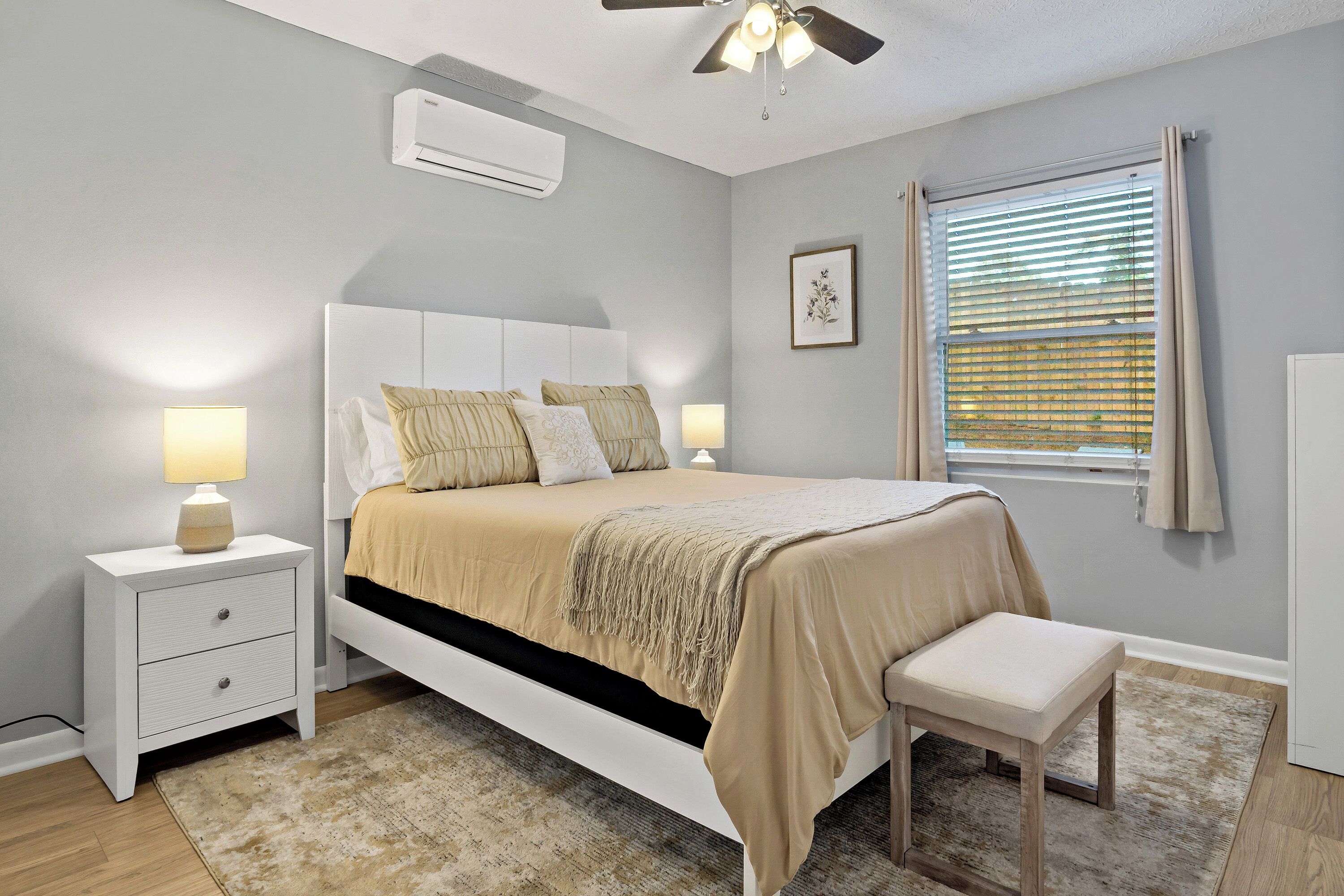 2 slaapkamers, een bureau, een strijkplank/strijkijzer, reisbedje