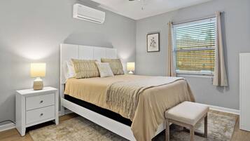 2 slaapkamers, een bureau, een strijkplank/strijkijzer, reisbedje