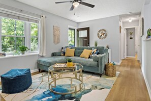 Smart TV, fireplace, books - Beautifully Renovated Cottage / Pet-Friendly / Walk to Downtown Black Mountain (Black Mountain)