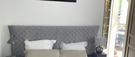 1 bedroom, desk, WiFi, bed sheets