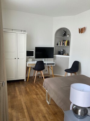 1 bedroom, desk, WiFi, bed sheets