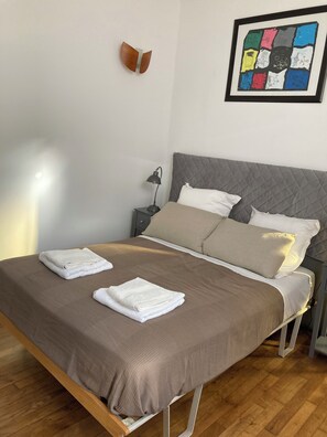 1 bedroom, desk, WiFi, bed sheets
