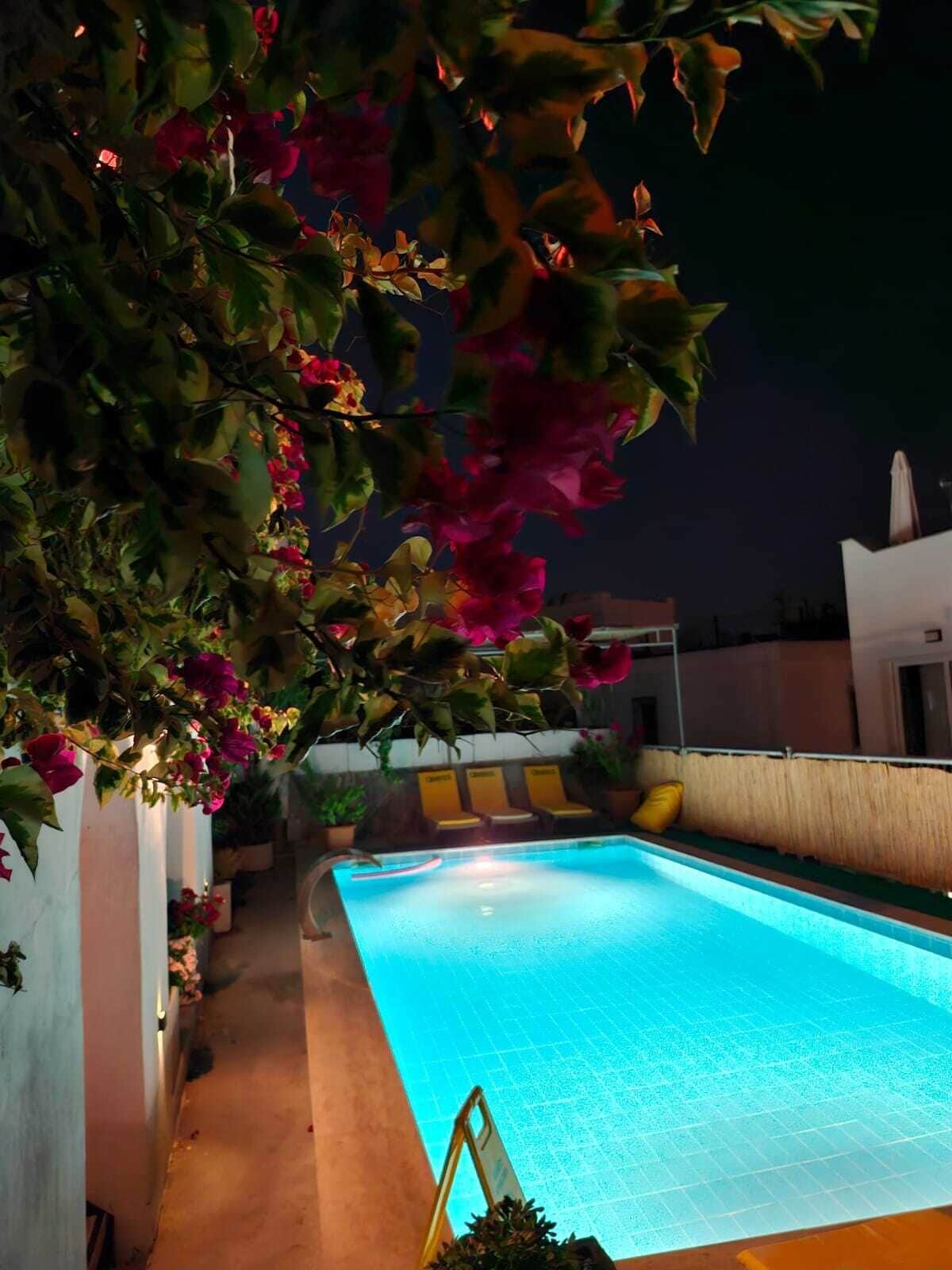 Una piscina al aire libre de temporada