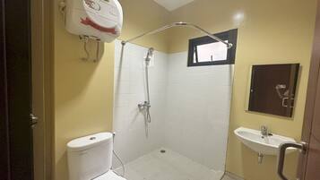 Deluxe Double Room | Bathroom | Shower, towels, soap