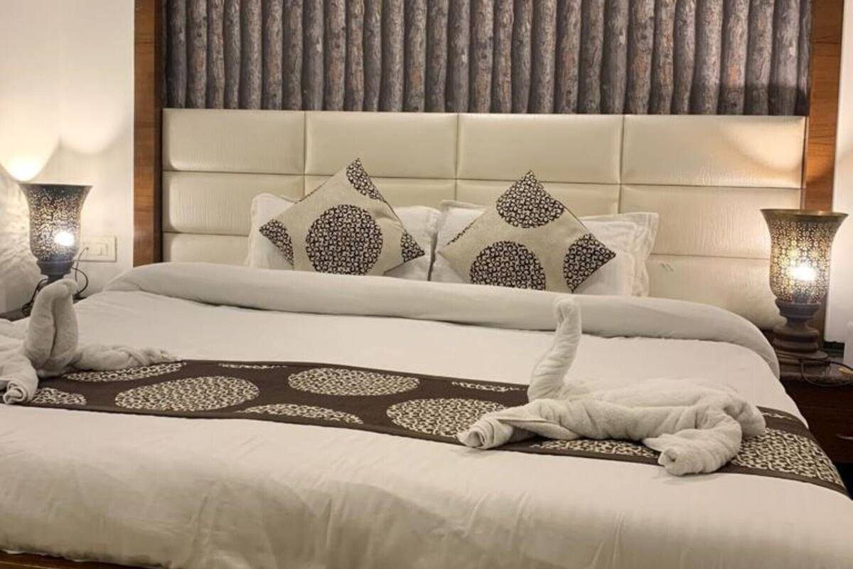 Deluxe Double Room, City View | WiFi (free), bed sheets