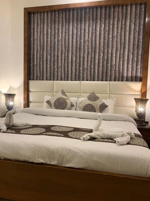 Deluxe dubbelrum - utsikt mot staden | Gratis wi-fi och sängkläder