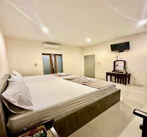 Desk, laptop workspace, free WiFi, bed sheets - Rider Resort and coffee (Chawang)