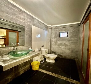 Standard-Zweibettzimmer | Badezimmer | Dusche, Toilettenpapier