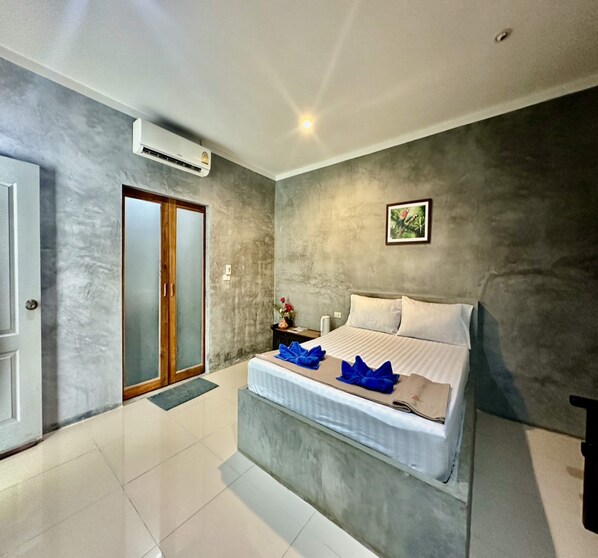 Standard-Doppelzimmer | Schreibtisch, laptopgeeigneter Arbeitsplatz, kostenloses WLAN