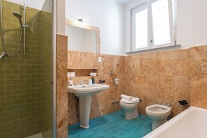 Shower, hair dryer, bidet, towels - LECCO - Villa Isabella (Lecco)