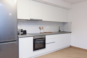 Täysikokoinen jääkaappi, uuni, liesi, leivänpaahdin