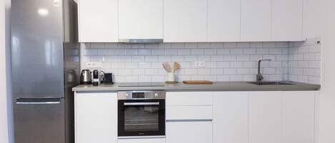 Full-sized fridge, oven, stovetop, toaster