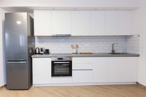 Großer Kühlschrank, Ofen, Herdplatte, Toaster