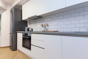 Grand réfrigérateur, four, plaque de cuisson, grille-pain