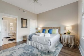 2 bedrooms, iron/ironing board, travel cot, free WiFi - 2BR condo w/ pool, hot tub & balcony (Santa Rosa Beach)