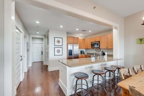 ثلاجة، ميكروويف، فرن، موقد طهي مسطح