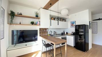 Fridge, oven, stovetop, coffee/tea maker