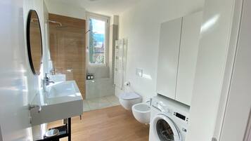 Douche, sèche-cheveux, bidet, serviettes fournies