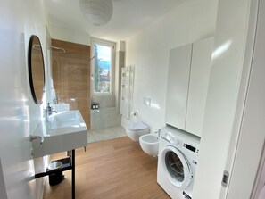 Shower, hair dryer, bidet, towels